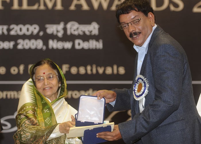 President Pratibha Patil (L) presents the Best Indian Film Director award to Priyadarshan at the 55th National Film Awards Function in New Delhi on October 21, 2009. President Patil presented the awards for best feature film, actors and director of national cinema. (Photo &amp; Text: AFP)